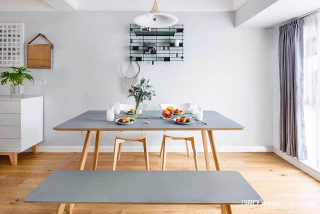 白色（sè）為主的（de）客廳餐廳，配什麽顏色（sè）的餐桌、沙發？