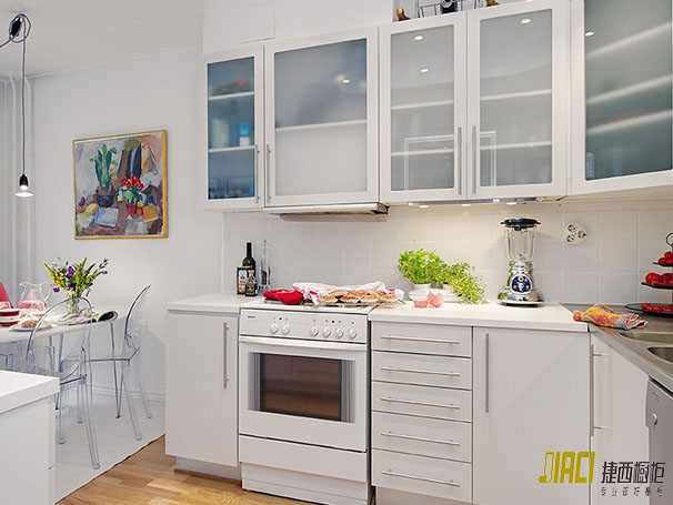 許多人認為：廚房油煙（yān）太重，開（kāi）放式廚房並不適合中國（guó）！別怕了，這些問題早已解（jiě）決好了！